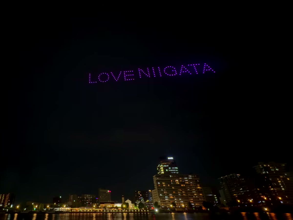 夜空に描かれた「LOVE NIIGATA」の文字
