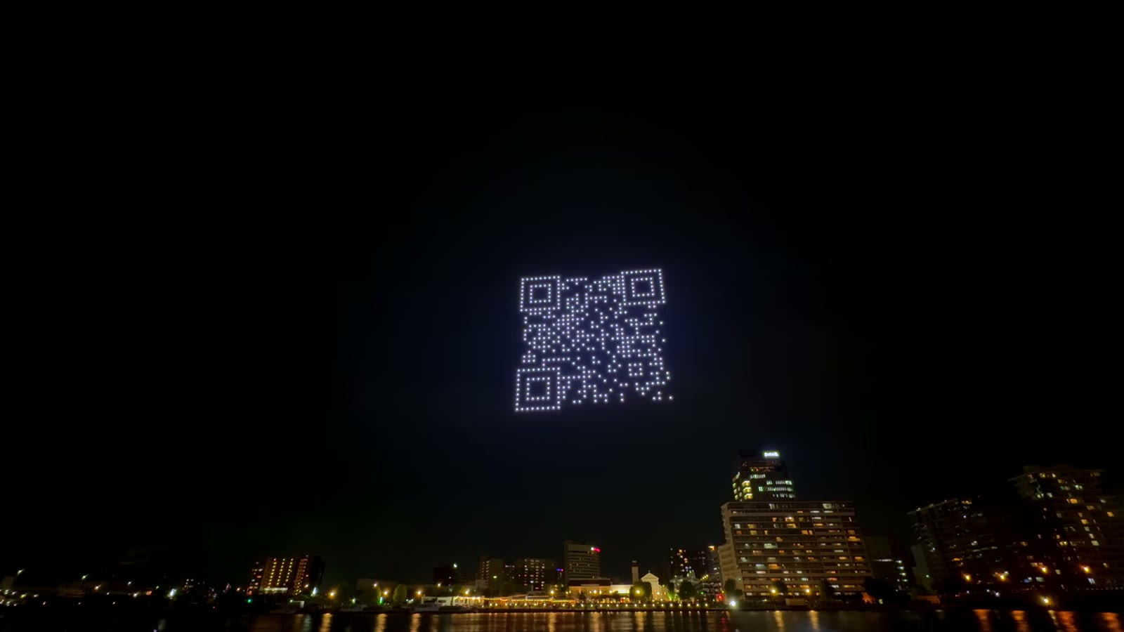 夜空に描かれた二次元コード