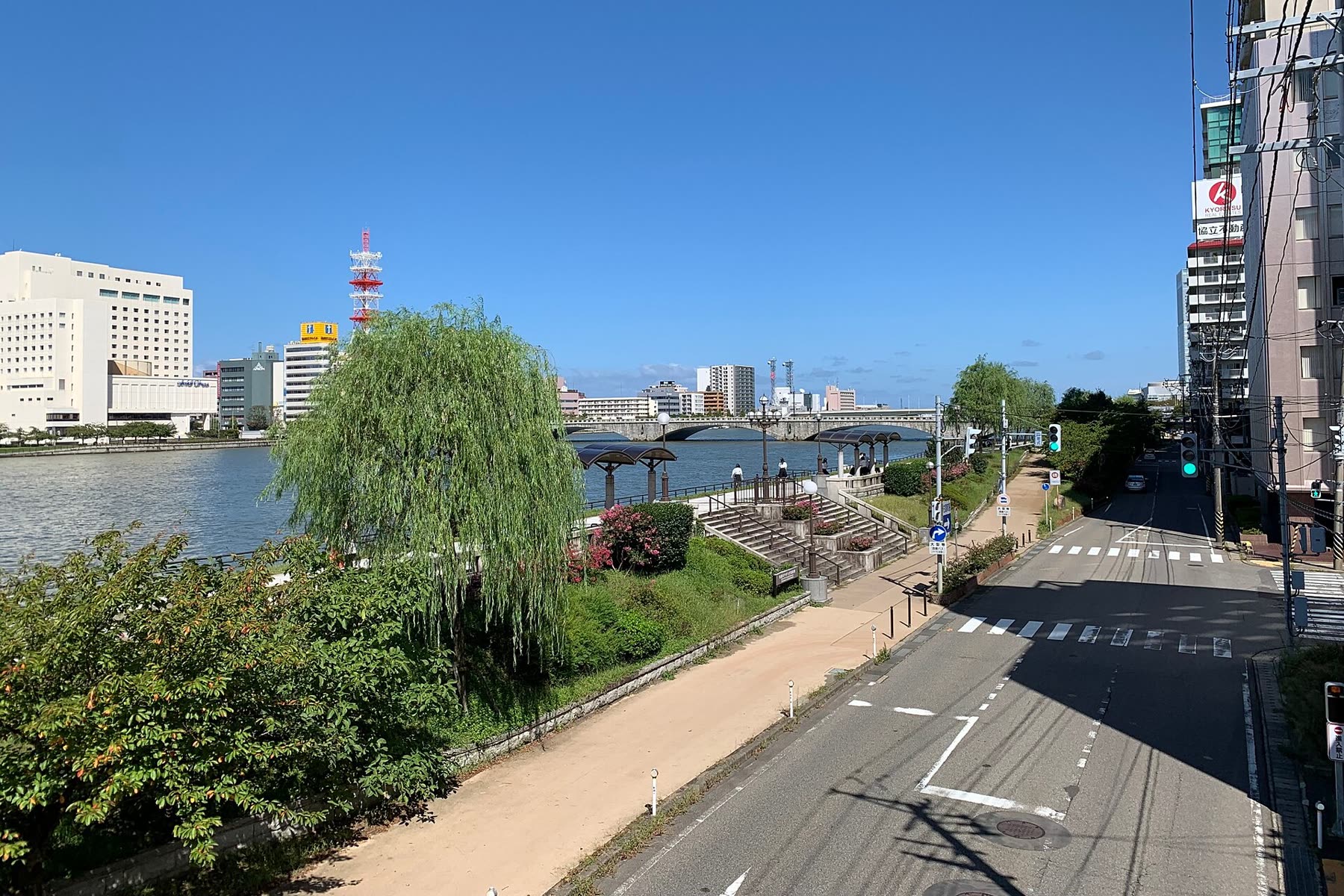 信濃川やすらぎ堤。両岸に遊歩道が続く